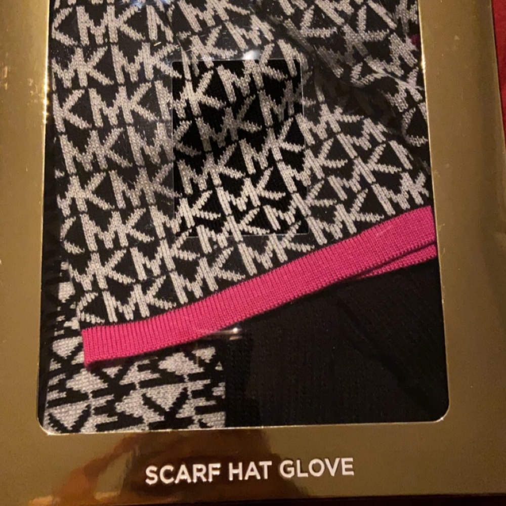 MK hat gloves scarf